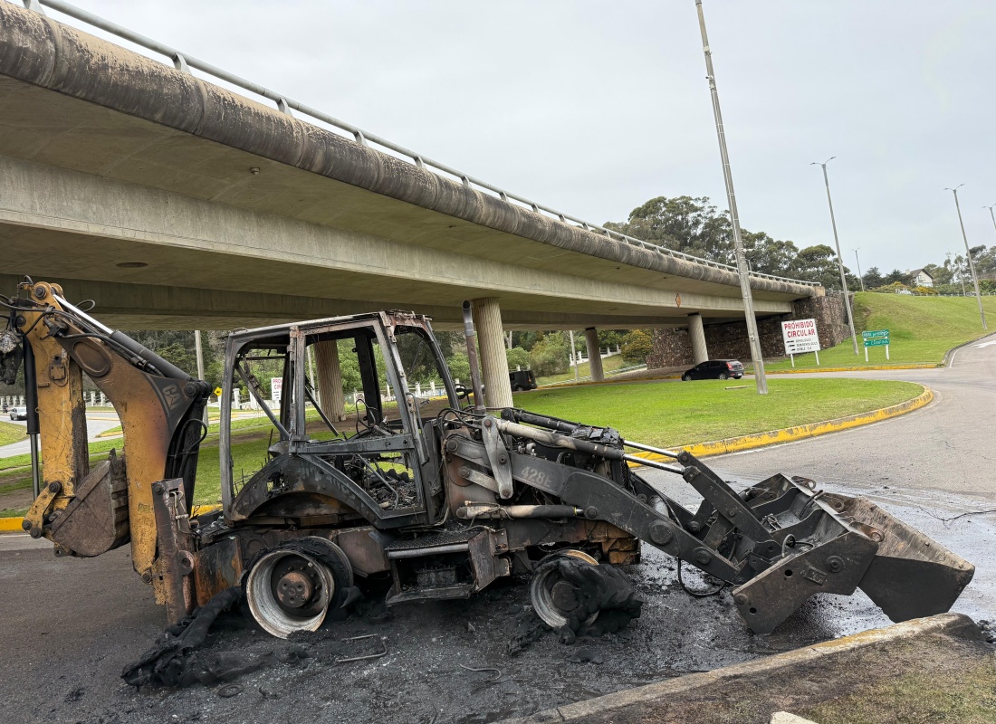 Incendio en retroexcavadora bajo el puente de Camino Lussich e Interbalnearia