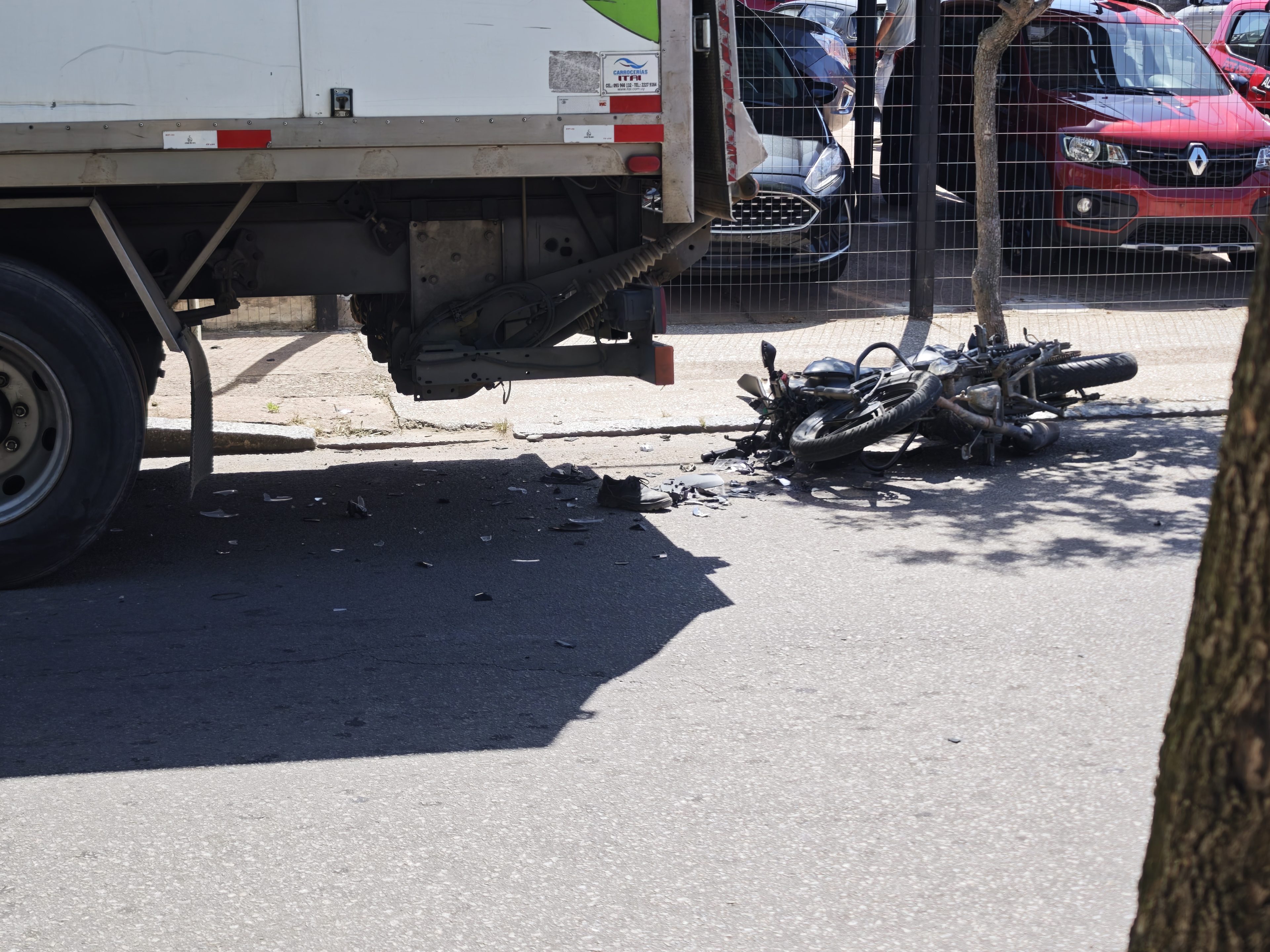 Joven motociclista sufrió fractura de fémur en siniestro ocurrido en Maldonado