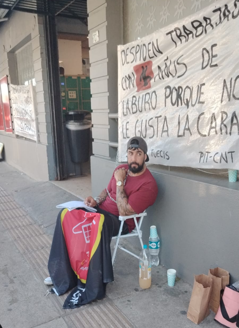 Un trabajador se encadenó en El Dorado porque lo despidieron y exige su reintegro