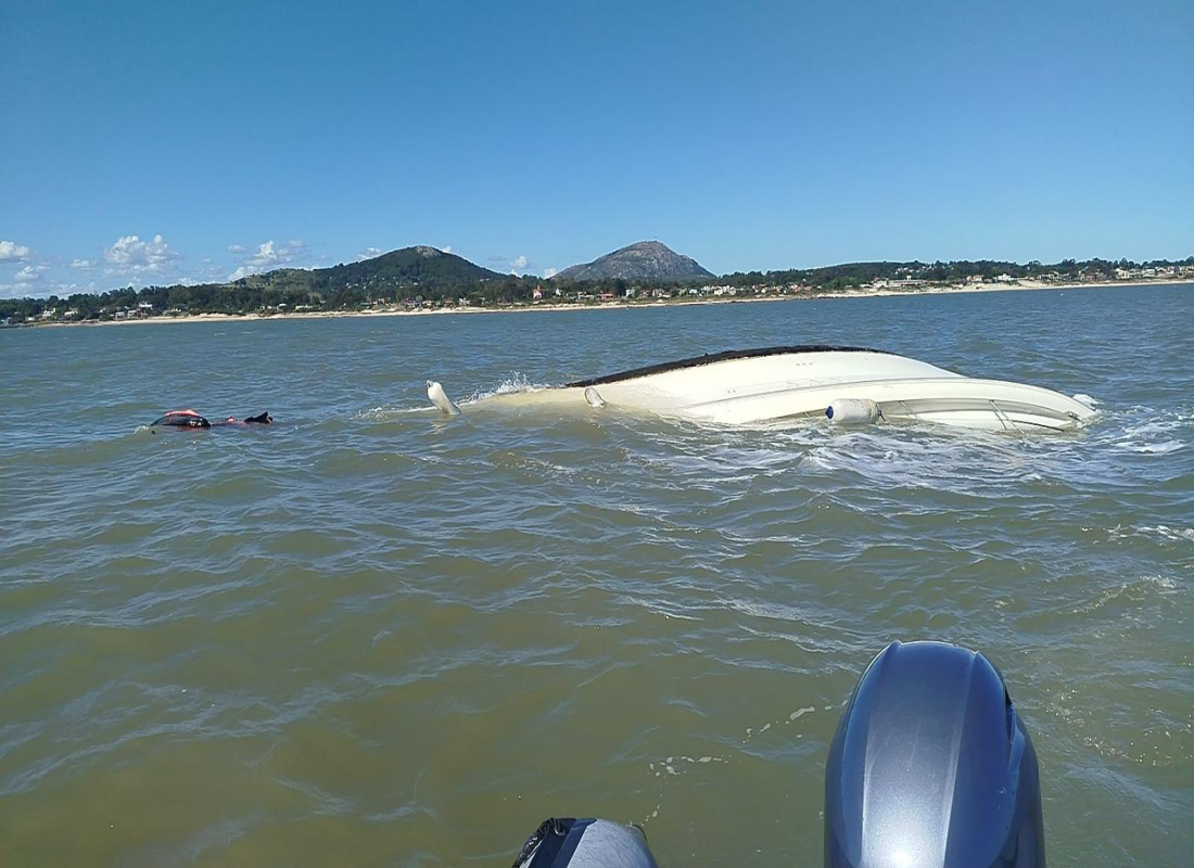 Embarcación deportiva se hundió frente a Playa Hermosa: dos tripulantes rescatados ilesos