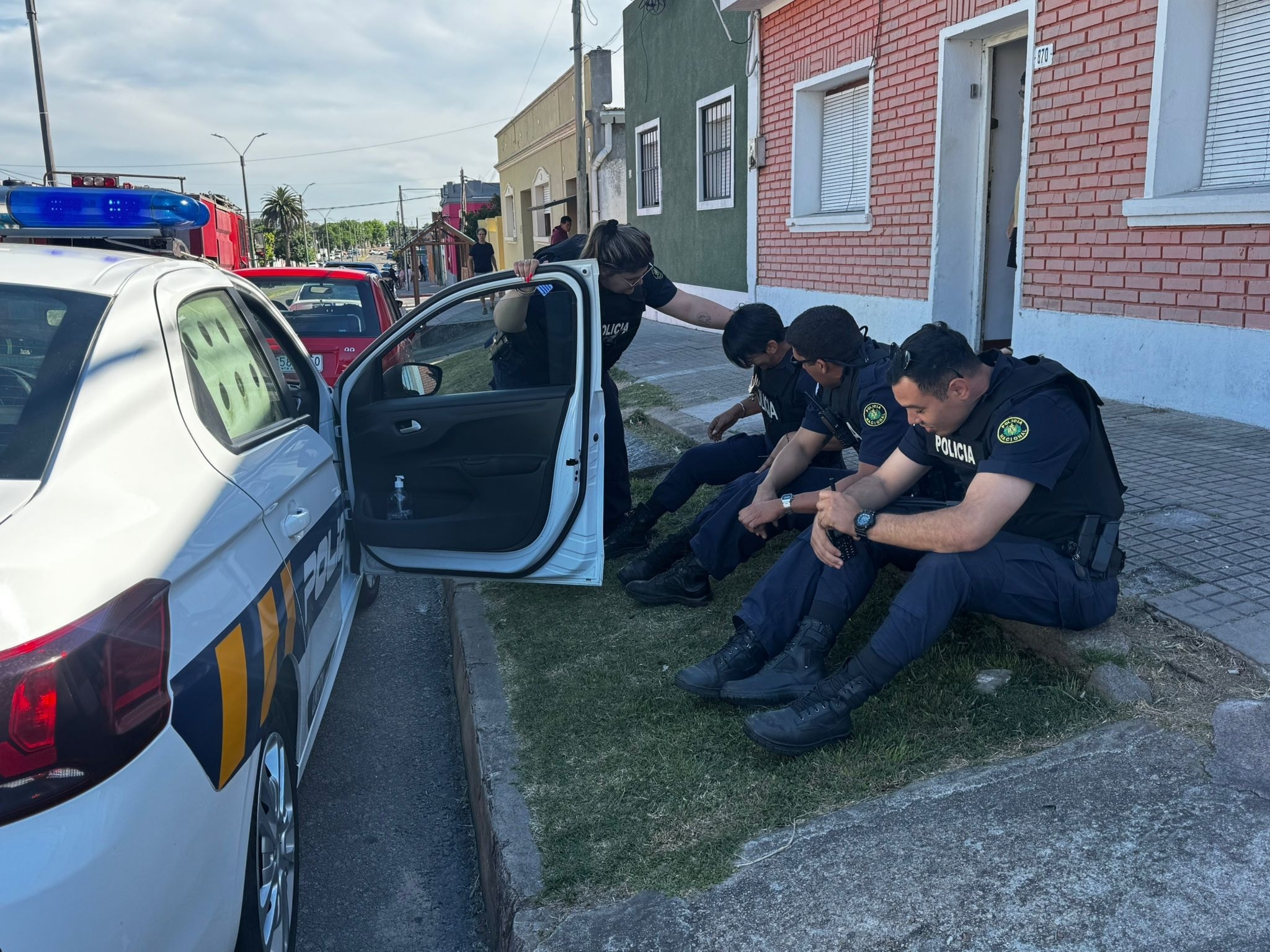 VIDEO: mira lo que dijeron los policías que rescataron a una mujer en San Carlos. También habló el periodista que hizo la foto
