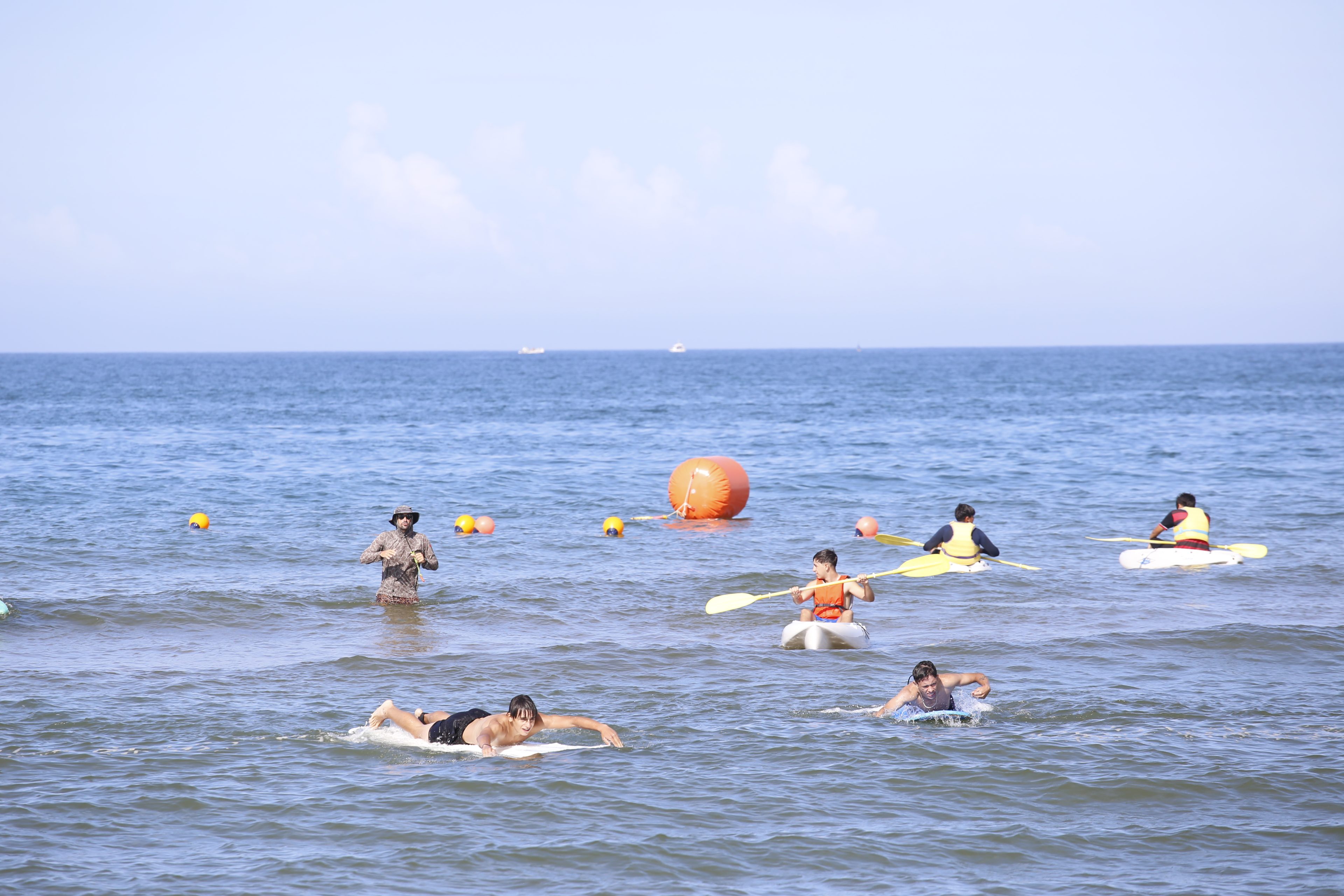 Jóvenes participaron en jornada de navegación y surf con foco en la seguridad en el mar
