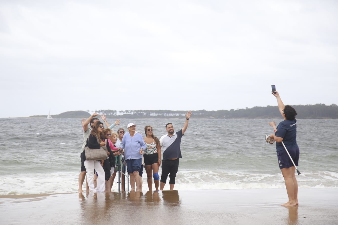 Miguel Abella inauguró la playa accesible de Punta del Este y anunció nuevas inversiones