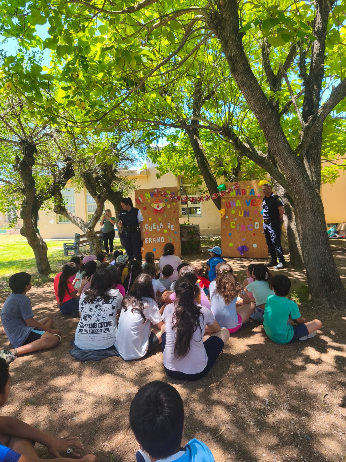 Policía Comunitaria realizó jornada navideña y de Reyes en escuela de Aiguá
