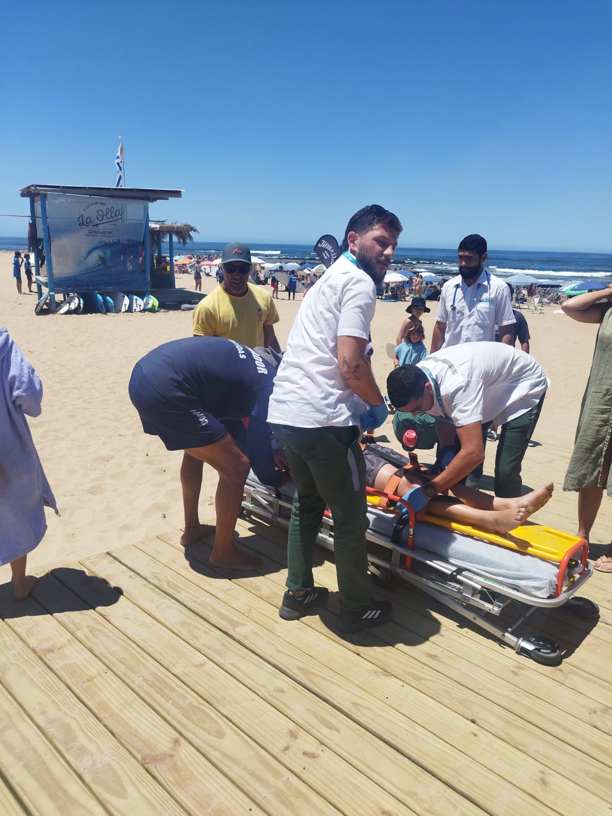 Guardavidas rescataron a un adolescente en Playa Brava tras un accidente en el mar