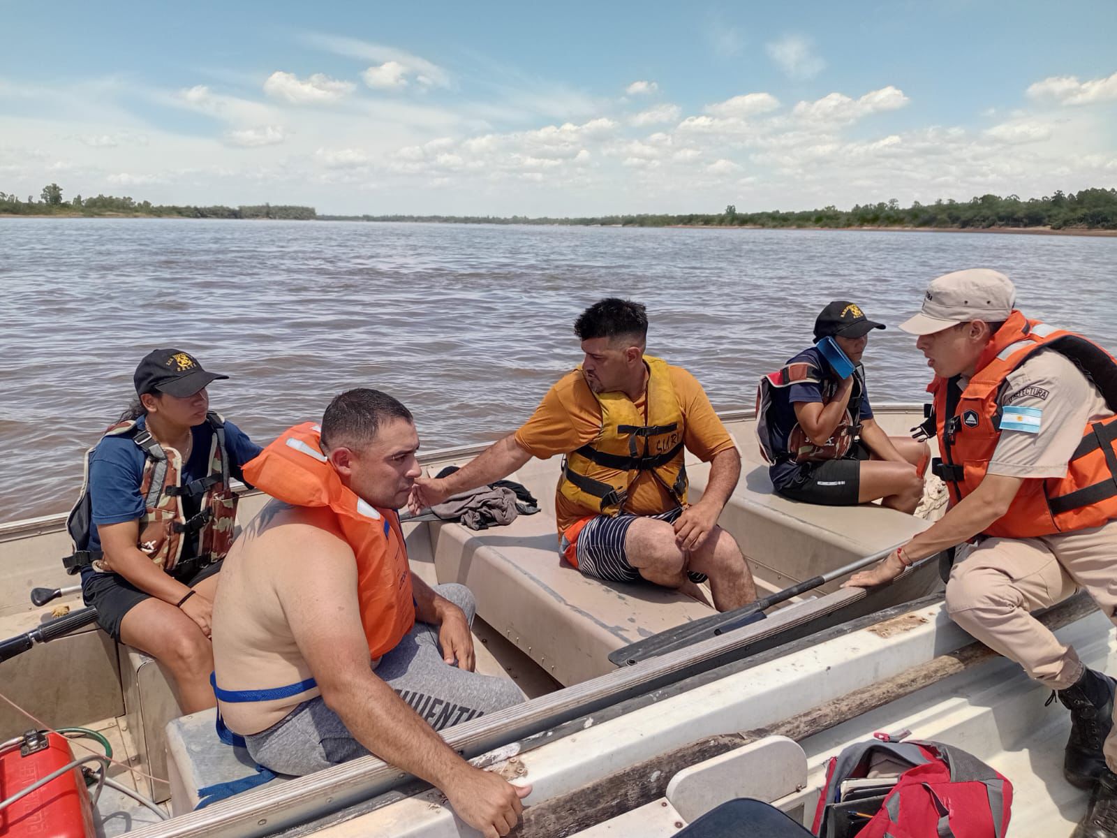 Rescatan con vida a dos personas que cayeron al agua en zona de Salto Grande