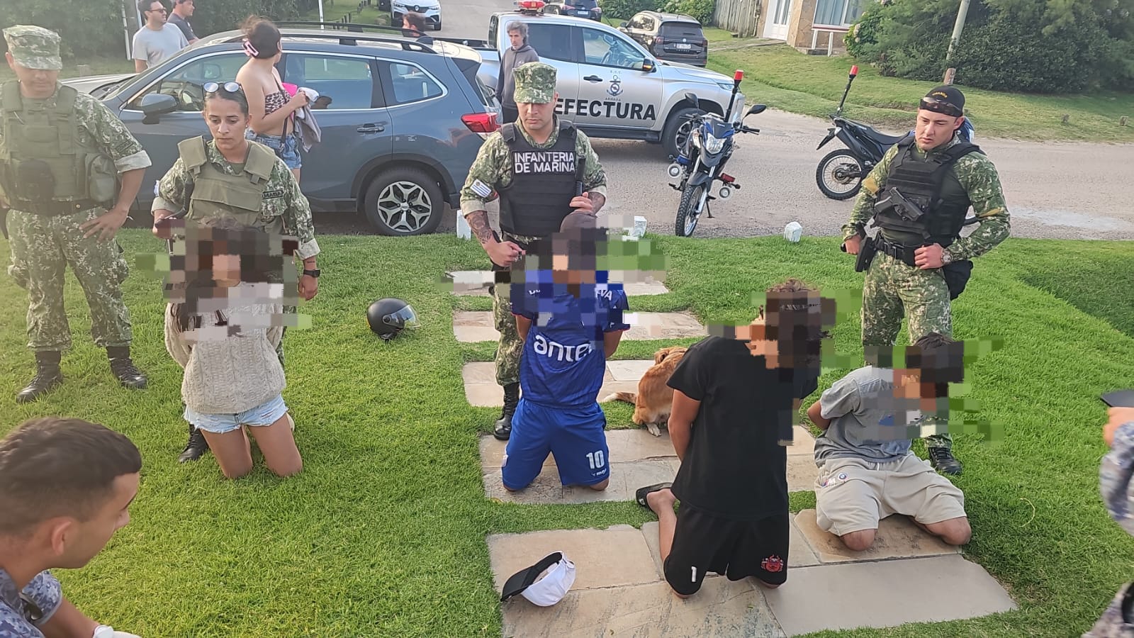 Pelea entre menores en playa Bikini terminó con varios detenidos y replicas de un arma y una piña americana incautadas