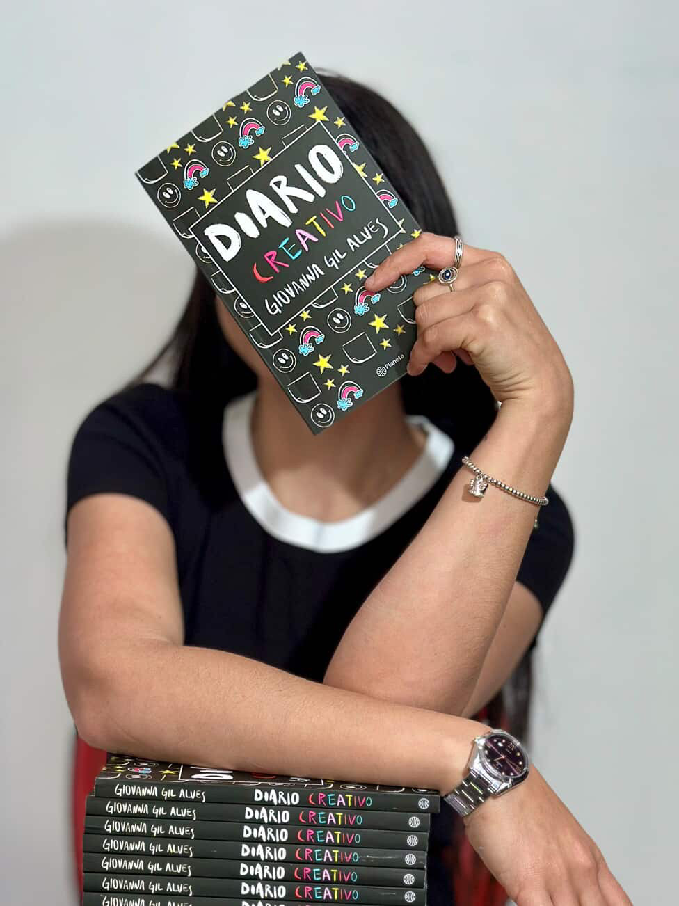 La artista uruguaya Giovanna Gil Alves lanzó su libro Diario Creativo, publicado por Editorial Planeta en Uruguay