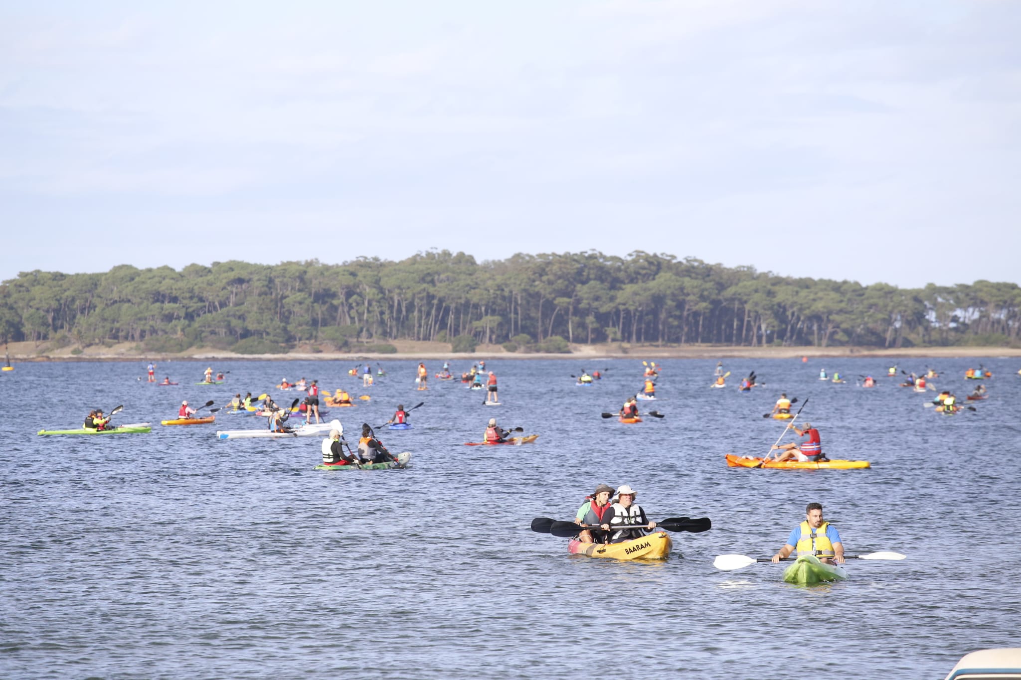 Más de 900 deportistas cruzaron a nado en kayak y paddle hasta Isla Gorriti