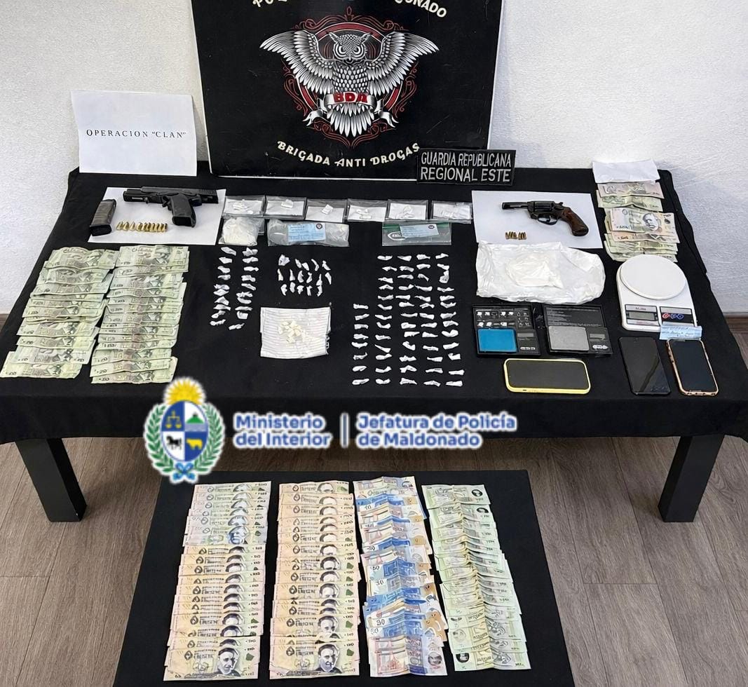 Armas, droga, dinero, vehículos y hasta una pistola robada a la policía aparecieron en allanamientos en San Carlos y Maldonado