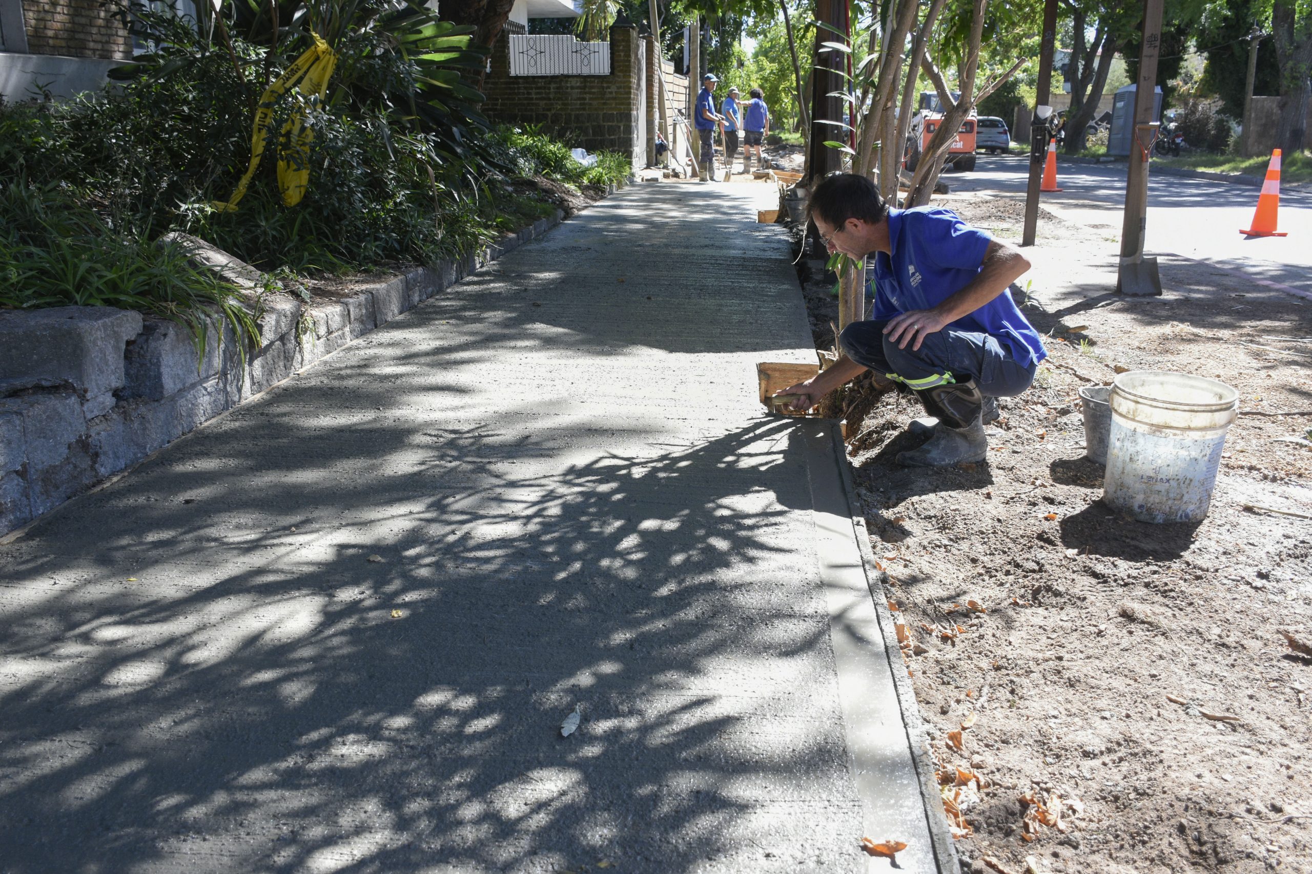 Obras en marcha: Municipio de Maldonado mejora veredas, pasarela y plaza en distintos barrios