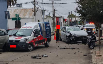 Choque entre automóvil y camioneta en el centro de Maldonado no dejó personas lesionadas