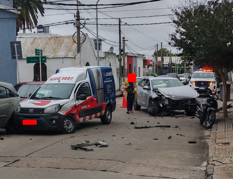 Choque entre automóvil y camioneta en el centro de Maldonado no dejó personas lesionadas