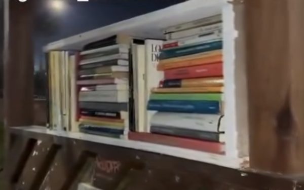 Casa Grande Maldonado instala libreros comunitarios y libera 120 libros por el Día Nacional del Libro
