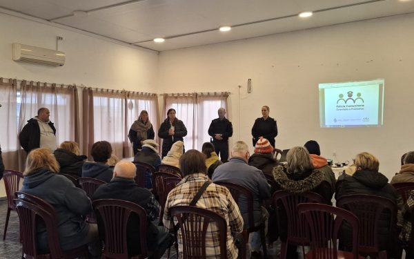 Charla sobre prevención de estafas a adultos mayores en Pan de Azúcar