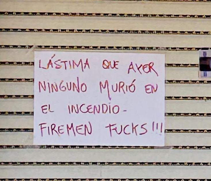 Indignación en San Carlos por carteles ofensivos tras una tragedia familiar y reiterados agravios contra Bomberos